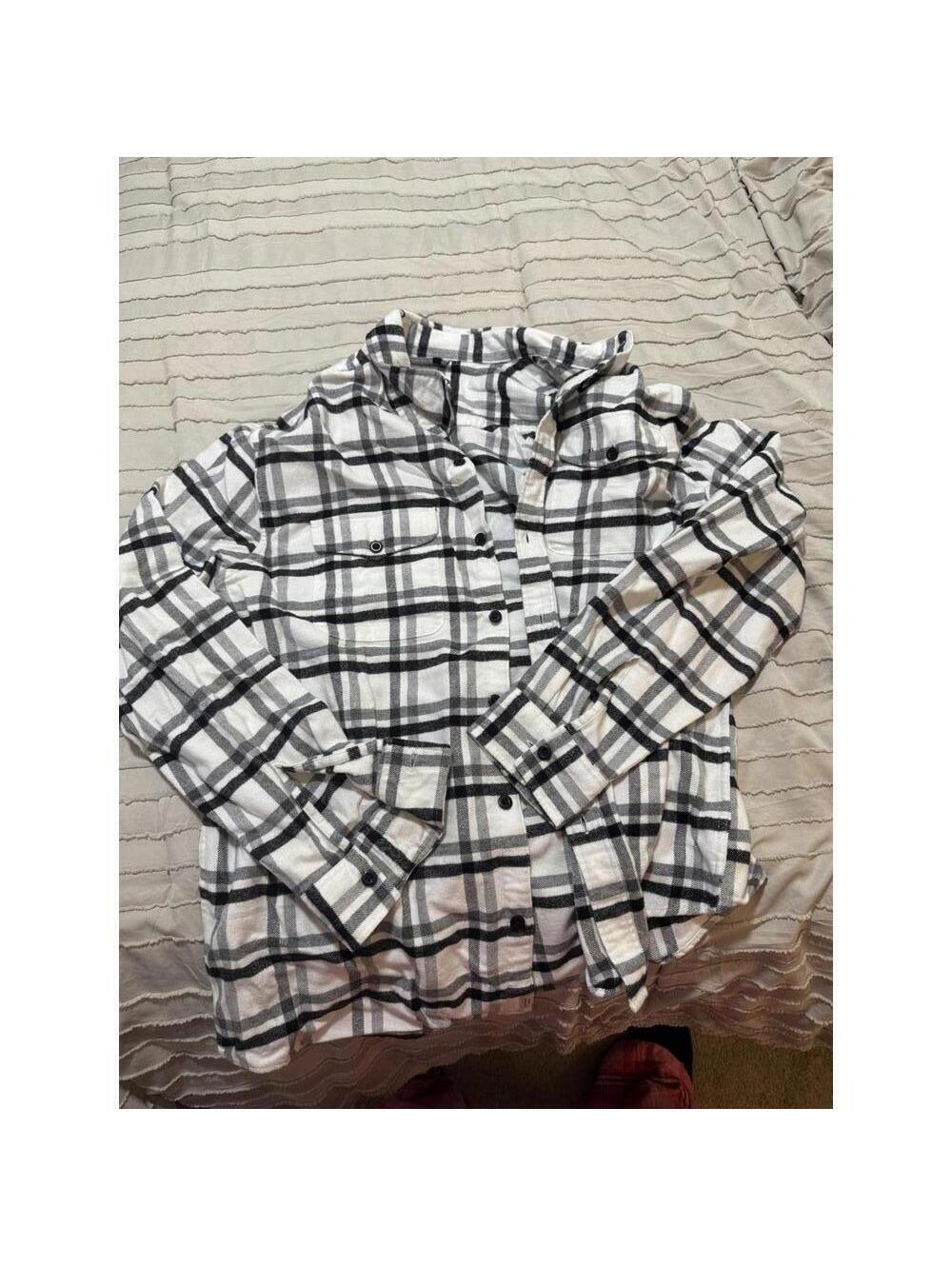 American Eagle Super Soft Black and White Plaid Button-Up Shirt